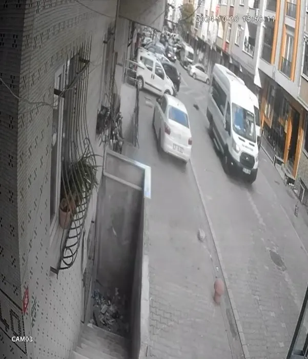 SON DAKİKA: Esenyurt’ta korkunç görüntü: Minibüs küçük çocuğu ezip geçti!