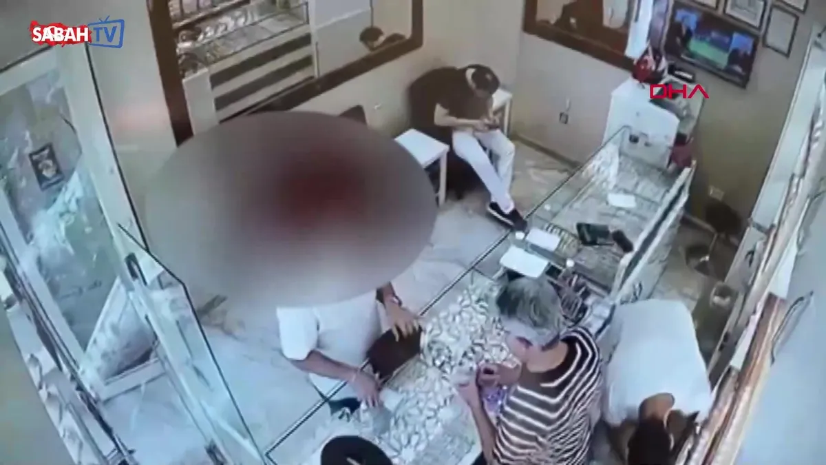 Fatih’te çalıştığı kuyumcudan 300 tam altın çalan şüpheli kamerada | Video videosunu izle Fatih’te çalıştığı kuyumcudan 300 tam altın çalan şüpheli kamerada | Video videosunu izle