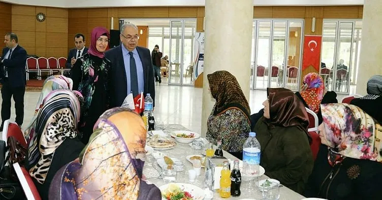 Adıyaman Belediyesi’nin bayan çalışanları il protokolüyle yemekte buluştu