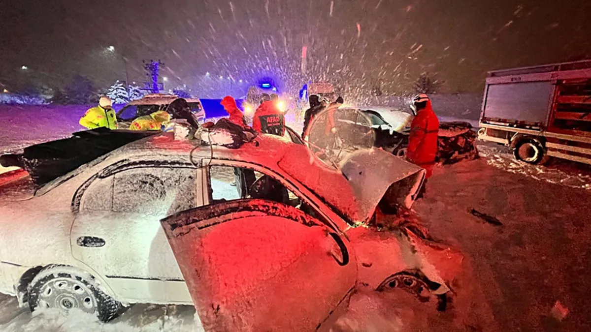 Bitlis’te feci kaza! İki otomobil kafa kafaya çarpıştı: Çok sayıda yaralı var Bitlis’te feci kaza! İki otomobil kafa kafaya çarpıştı: Çok sayıda yaralı var