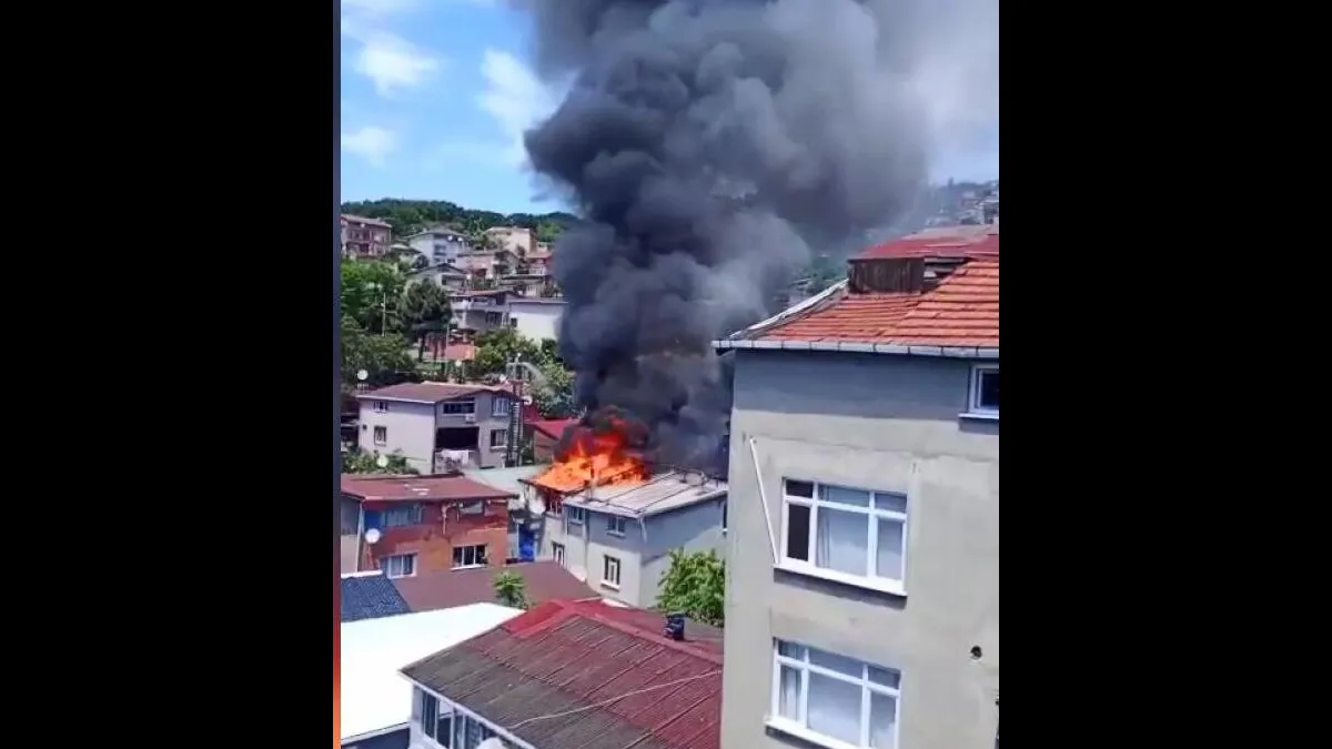Sarıyer’de kaynak çalışması sırasında çıkan yangında çatı alev alev yandı Sarıyer’de kaynak çalışması sırasında çıkan yangında çatı alev alev yandı
