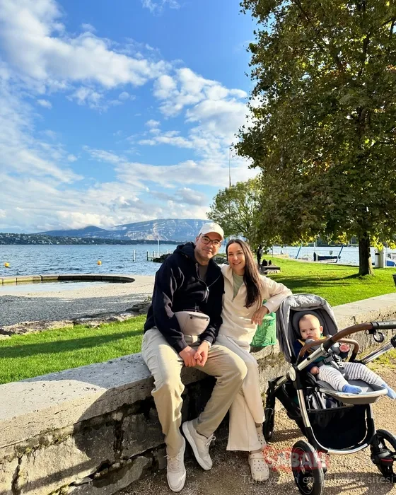 48 yaşında 2. kez anne olan İpek Açar ve Alper Kömürcü’den mutlu aile pozu! Oğulları Ömer ile kalpleri ısıttılar