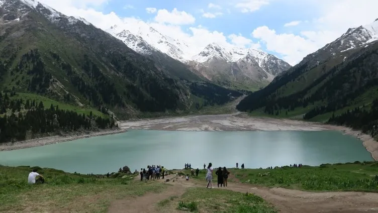 Kazakistan’da Çimbulak kayak merkezi ve Büyük Almatı Gölü’ne turist ilgisi
