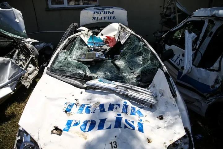 FETÖ'cü hainler 15 Temmuz gecesi polis araçlarını bu hale getirdi