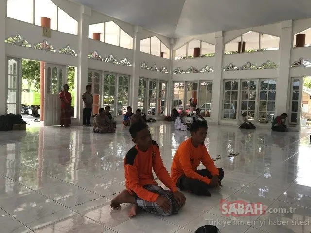 Endonezya’da depremin ardından ilk cuma namazı kılındı
