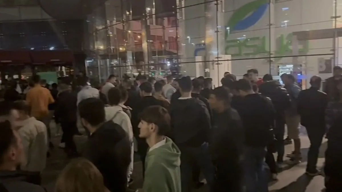 Kuyruğun ucu bucağı yok! 120 bin TL'lik telefon için saatlerce beklediler