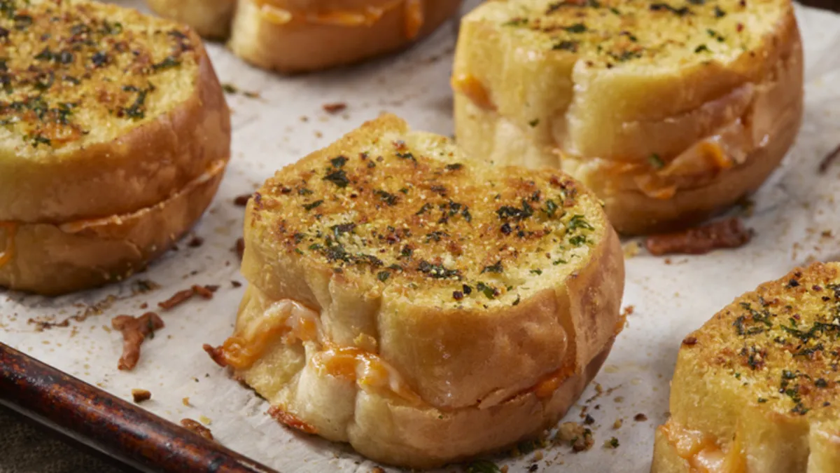 Ekmekle yapılan en lezzetli tarif olabilir! Sarımsaklı ekmek şöleni