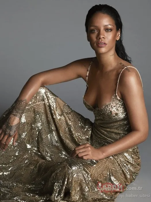 Rihanna yine şov yaptı! Dünyaca ünlü yıldız Rihanna yine göbeğini açıkta bırakan kıyafetiyle çok konuşuldu!