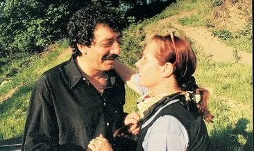 Müslüm Gürses henüz kendi halinde bir gençken Muhterem Nur ünlü bir film yıldızıydı... Müslüm Gürses ve Muhterem Nur’un aşk hikayesi herkesin dilinde...
