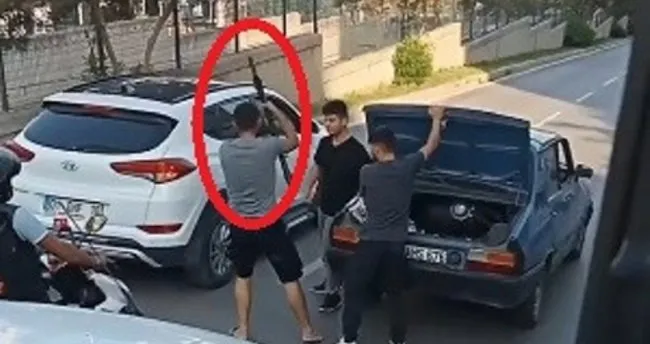 Adana'da trafikte dehşet! Yol verme kavgasında pompalı tüfekle ateş açtı -