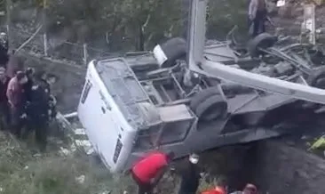 Son dakika haberi: Kocaeli’de feci trafik kazası! Öğrenci servisi dereye uçtu
