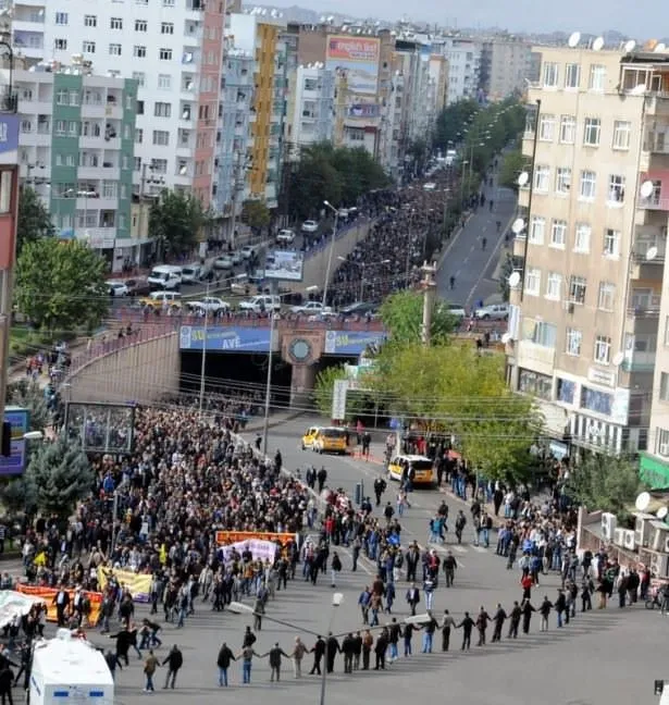Diyarbakır’da ’sakin’ Kobani yürüyüşü