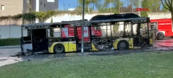 basaksehirde-yasanan-olayda-facianin-esiginden-donuldu-iett-otobusu-alev-alev-yanarak-kullanilmaz-hale-geldi-1747296071792.jpg
