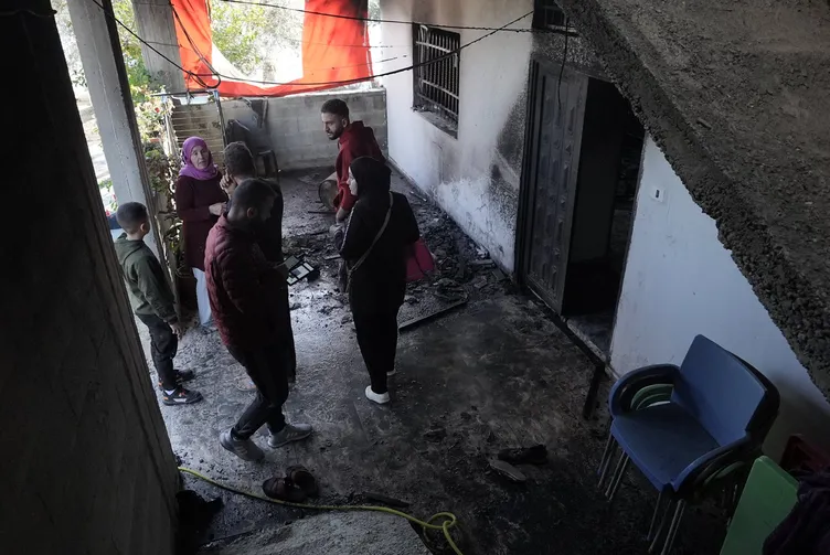 SON DAKİKA | Yahudi sivil terörist zulmü! Filistinlilerin evlerini ateşe veriyorlar