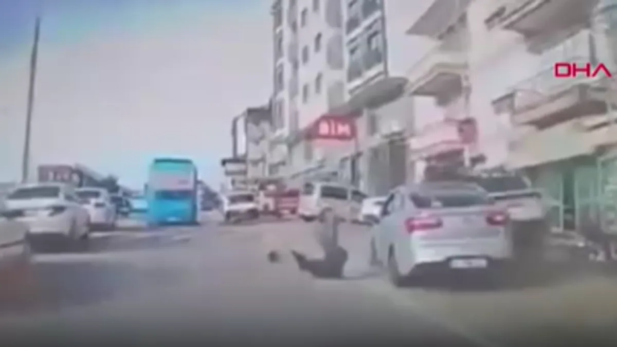 Kocaeli’de uyku felaketi getirdi! Sürücü kaldırıma çıktı… Dehşet anları güvenlik kameralarına saniye saniye yansıdı! Kocaeli’de uyku felaketi getirdi! Sürücü kaldırıma çıktı… Dehşet anları güvenlik kameralarına saniye saniye yansıdı!