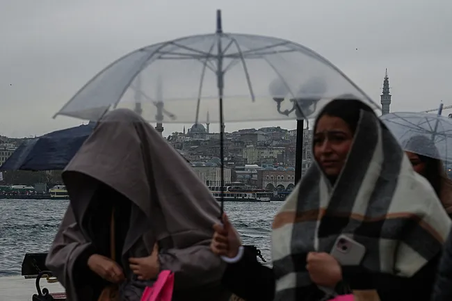 son-dakika-meteorolojinden-pes-pese-hava-durumu-uyarisi-istanbul-dahil-43-kent-icin-saganak-ve-kar-alarmi-o-sa-1765522078306.jpeg