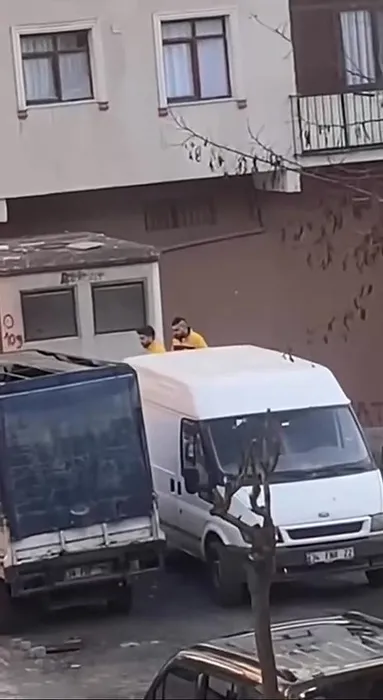 Güngören’de korkunç manzara: Oyun oynayan çocuklar boş arazide ölü bebek buldu!