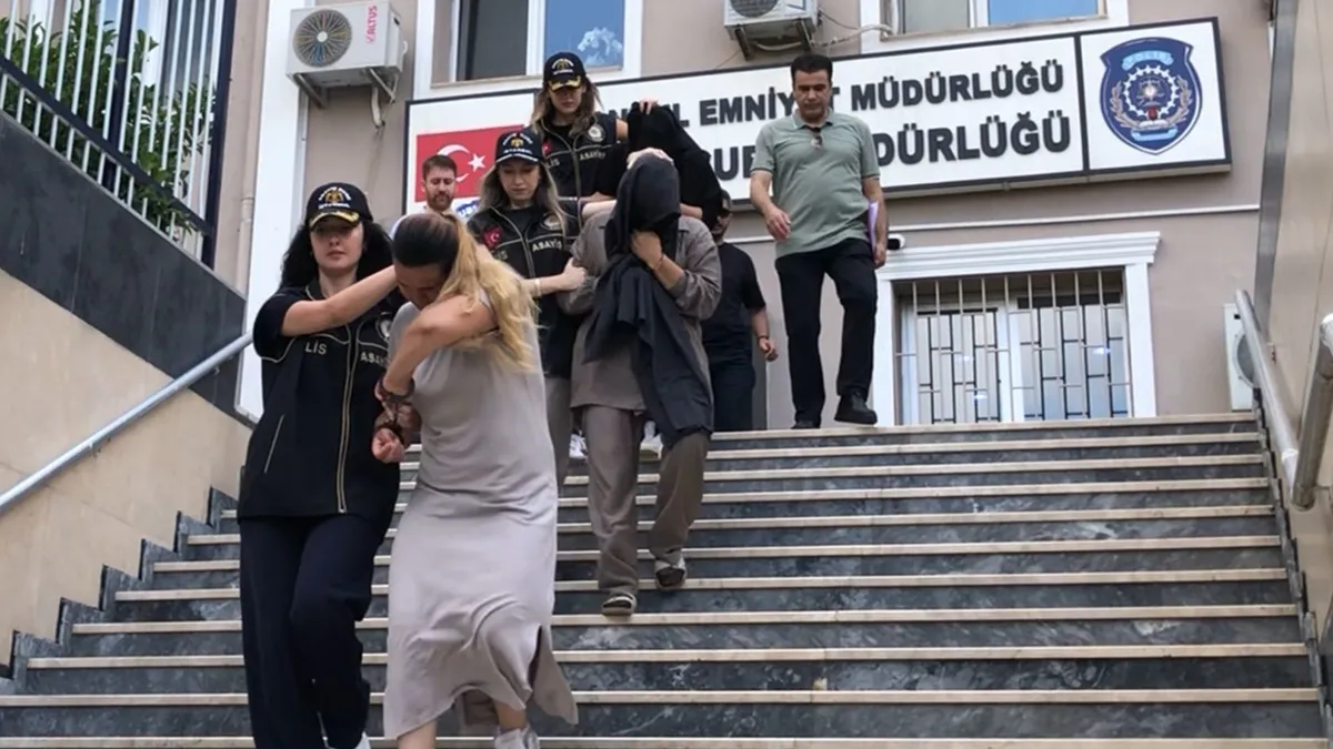 İstanbul'da evleri mesken tutan 3 kadın soyguncu çalıntı mallarla birlikte takside yakalandı