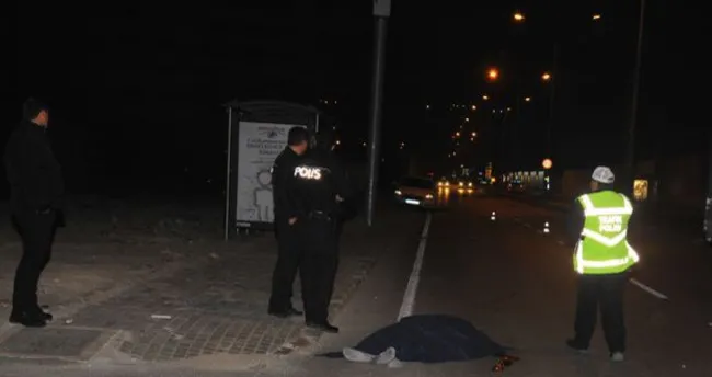 Cadde ortasında yatan adama araç çarptı