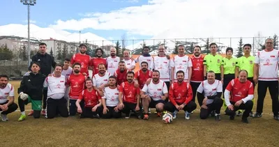 Erzurum'da kent protokolü ve futbolcular, öğrencilerle sahaya çıktı #erzurum