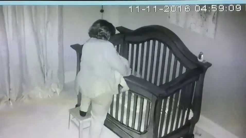 Torununu beşiğe koyarken beşiğin içine düştü!