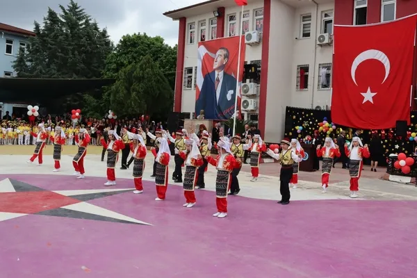 cocuklardan-23-nisana-ozel-renkli-gosteriler-gerceklestirildi-1776967466530.jpg