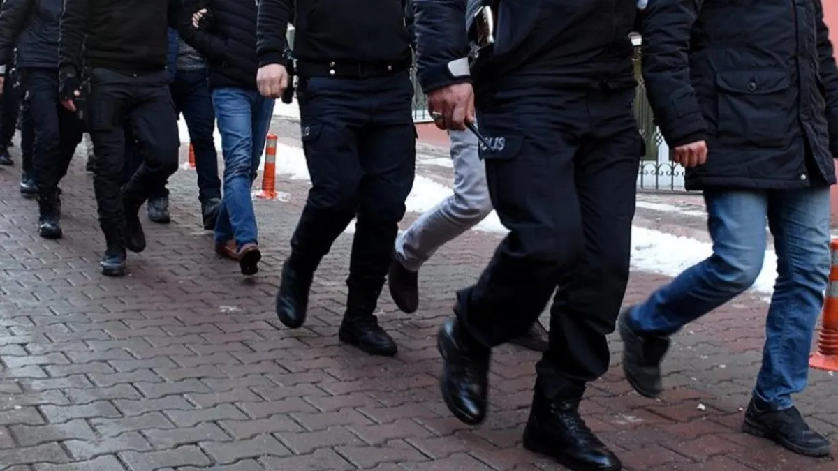 Kişisel verileri hukuka aykırı ele geçiren şahıslara 9 ilde operasyon: 12 gözaltı Kişisel verileri hukuka aykırı ele geçiren şahıslara 9 ilde operasyon: 12 gözaltı