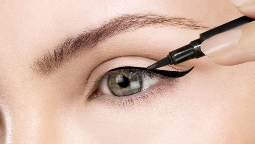 Mükemmel eyeliner sürmenin en kolay tekniği! Bu yöntem her seferinde işe yarıyor…