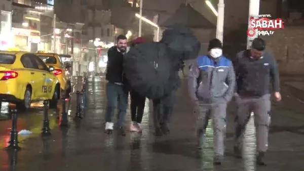Taksim’de yağmur ve fırtına vatandaşlara zor anlar yaşattı | Video