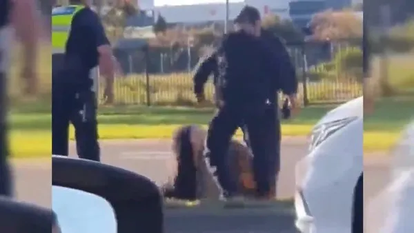 Son dakika: Dehşet verici görüntüler... Maske takmayan kişiyi çıplak olarak yere yatırıp kafasına tekme attılar | Video