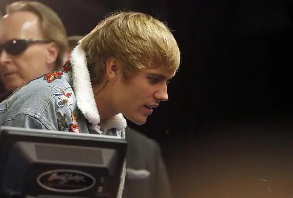 Justin Bieber Ferrari’sini açık artırmada sattı