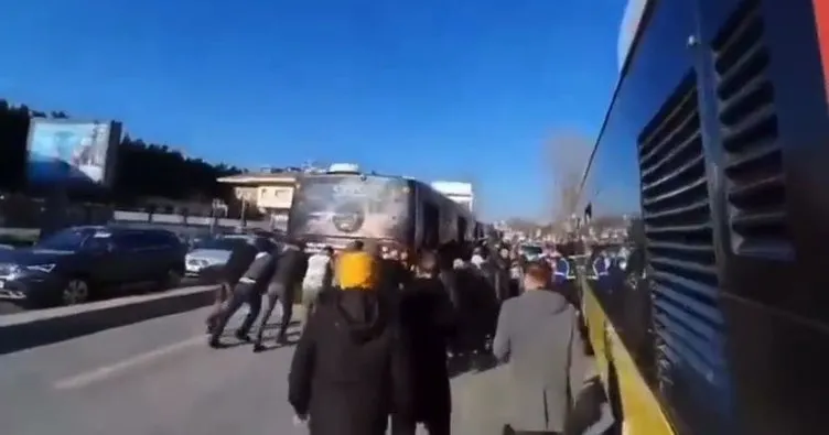 İstanbul’da bir İETT daha arızalandı! Vatandaş arızalanan otobüsü böyle taşıdı