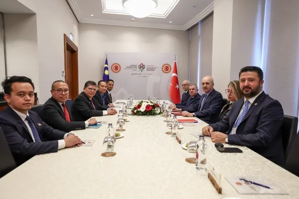 tbmm-baskani-kurtulmus-malezya-temsilciler-meclisi-baskani-abdul-ile-gorustu-filistini-destekleyen-parlamentol-1745070743950.jpg