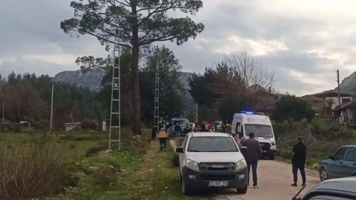 Seyir halindeki kamyonetin kasasından düşen kadın öldü Seyir halindeki kamyonetin kasasından düşen kadın öldü