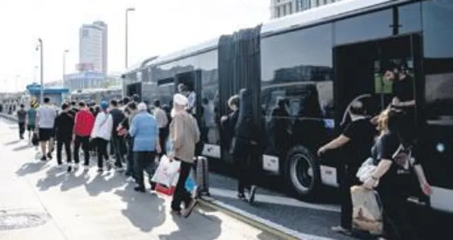 Metrobüs arızalandı yolcular yaya kaldı Metrobüs arızalandı yolcular yaya kaldı