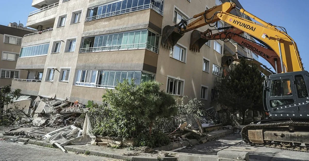 Son Dakika Izmir Depreminde Coken Baris Sitesi Nde Yikim Calismasi Baslatildi Son Dakika Haberler