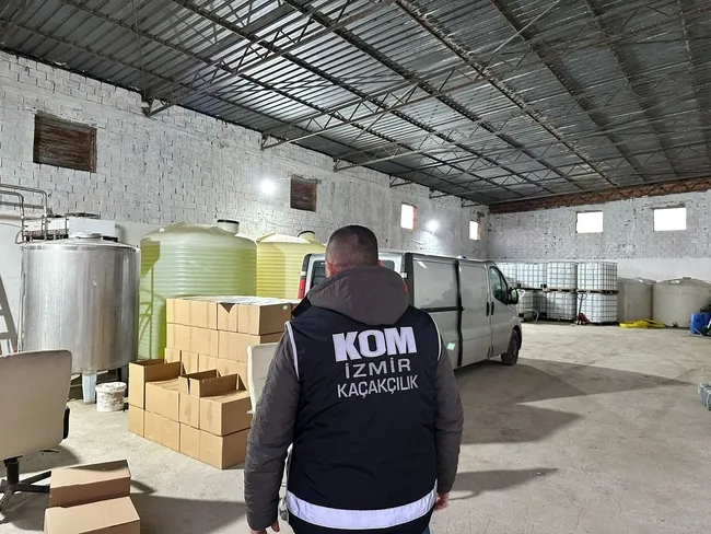 izmirde-sahte-icki-operasyonu-yapildi-28-ton-etil-alkol-ele-gecirildi-1732783583696.jpg