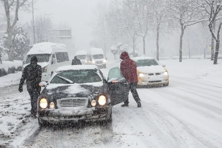 SON DAKİKA: İstanbul’da bugün okullar tatil mi? Bugün 14 Mart Pazartesi Okullar tatil mi edildi? İstanbul Valisi Ali Yerlikaya’dan kar tatili açıklaması