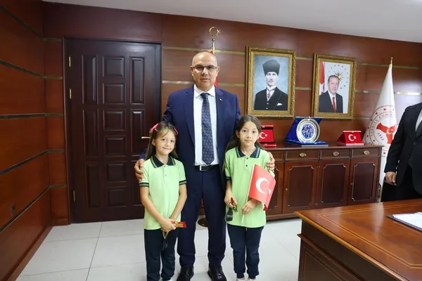 yere-dusen-bayragi-opup-basina-koydu-1789589512148.jpg
