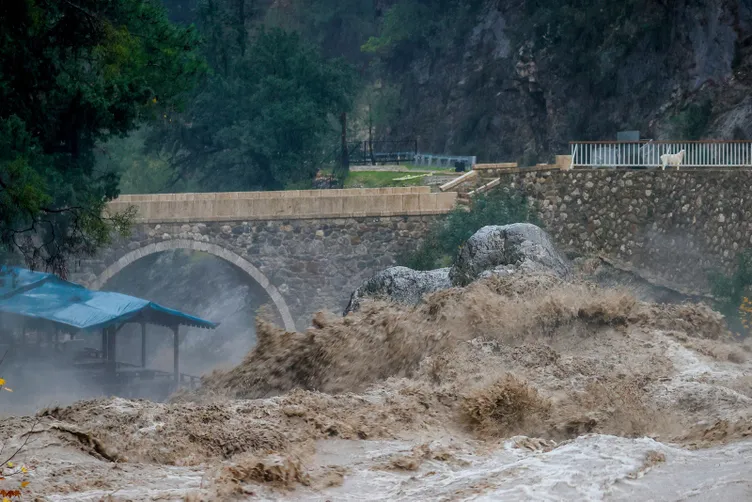 SON DAKİKA || Meteoroloji uyarmıştı: Antalya’dan korkunç görüntüler geliyor: Eve yıldırım düştü zannettik!
