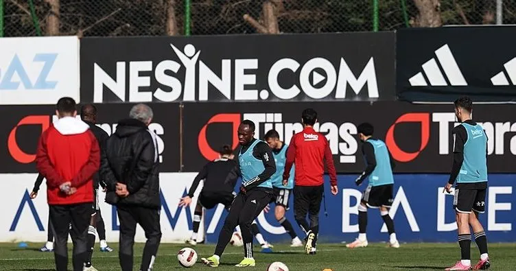 Beşiktaş taraftarından derbi öncesi takıma destek