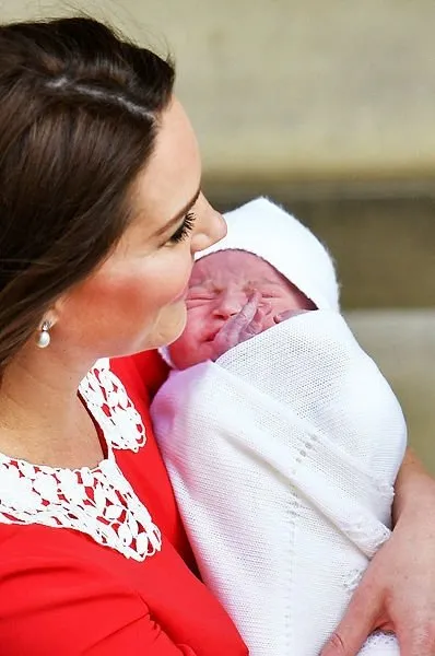 Kate Middleton üçüncü çocuğunu dünyaya getirdi