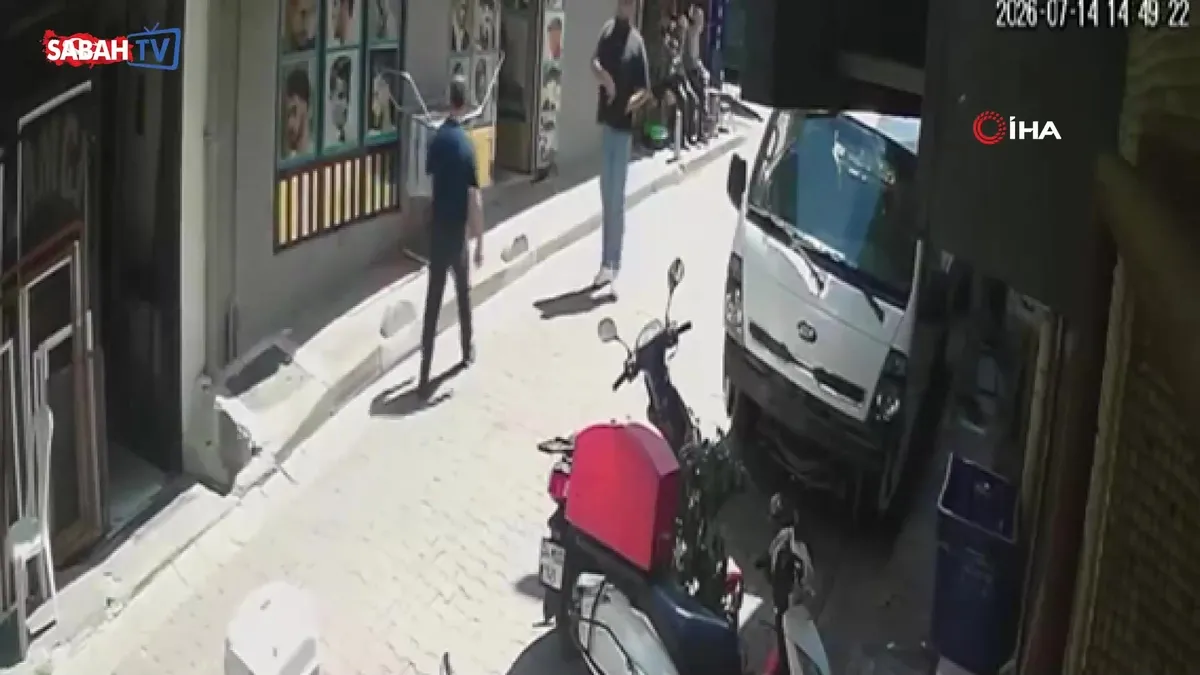 Kağıthane’de şoke eden olay kamerada: Tıraşını beğenmedi günler sonra berberini bıçakladı! | Video videosunu izle Kağıthane’de şoke eden olay kamerada: Tıraşını beğenmedi günler sonra berberini bıçakladı! | Video videosunu izle