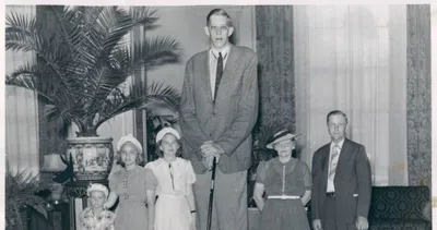 9 yaşında babasını kucağında taşıyordu! İşte dünyanın en uzun adamının acıklı hikayesi