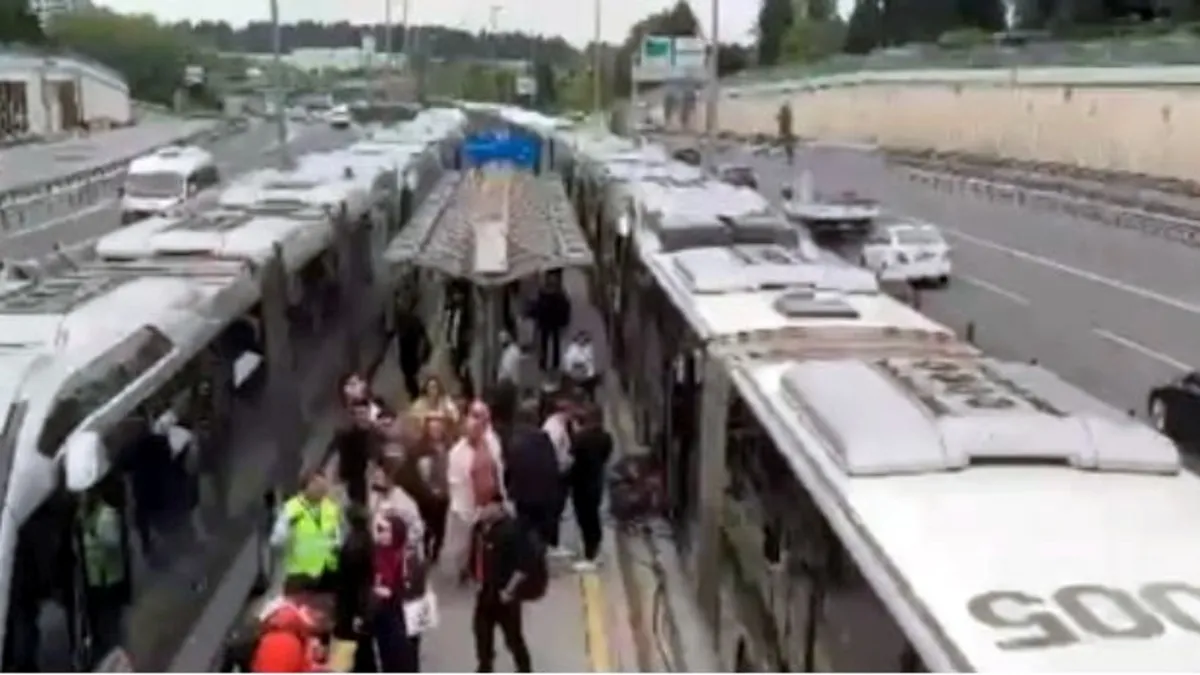 Metrobüs arızalandı! Vatandaş yolda kaldı Metrobüs arızalandı! Vatandaş yolda kaldı