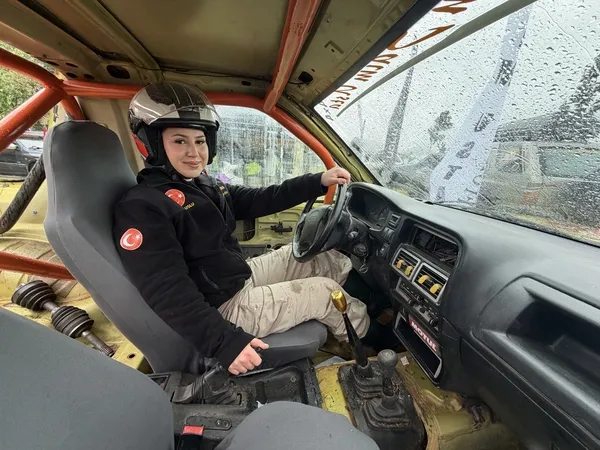 iki-kiz-kardes-off-road-yarislarinda-zirveye-tirmaniyor-iste-ilham-olan-o-goruntuler-1778049338843.jpg