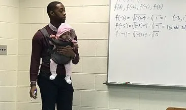 Öğrencisinin bebeğine ders boyunca baktı