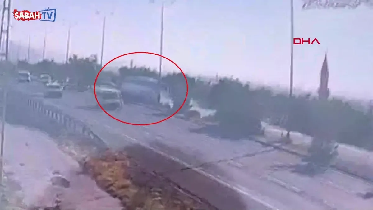 Kayseri’de yolcu otobüsünün devrildiği kazada 1 kişi hayatını kaybetmişti! Feci kaza kamerada | Video videosunu izle Kayseri’de yolcu otobüsünün devrildiği kazada 1 kişi hayatını kaybetmişti! Feci kaza kamerada | Video videosunu izle