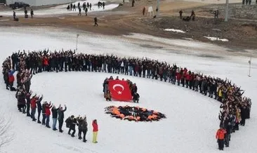 Üniversite öğrencileri kar şenliğinde Mehmetçiği unutmadı #artvin