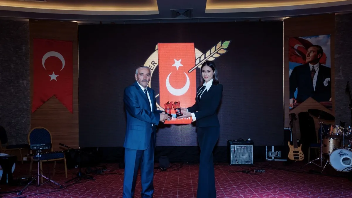 Medya Başarı Ödülleri sahiplerini buldu: SABAH temsilcisine 2 ödül birden Medya Başarı Ödülleri sahiplerini buldu: SABAH temsilcisine 2 ödül birden